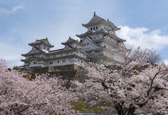 Bild på ett typiskt japanskt slott.