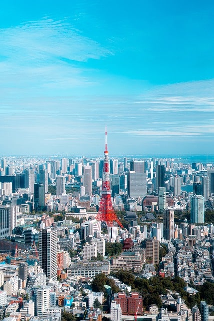 Tokyo Tower med sina karakteristiska orangea och vita färger.