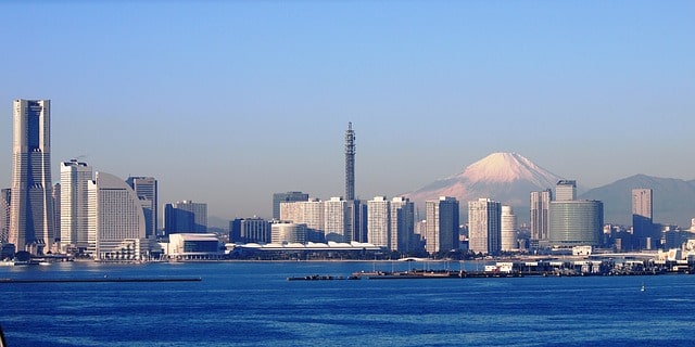 Vy över Yokohama i Japan, med berget Fuji-san i bakgrunden.