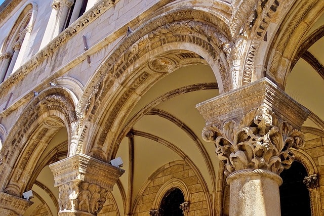 Bild på arkitekturen på Rectors palats i Dubrovnik.