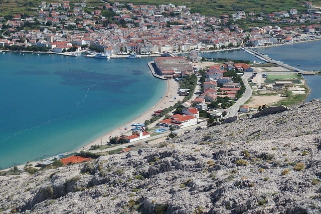 Panoramabild över Pag i Kroatien.