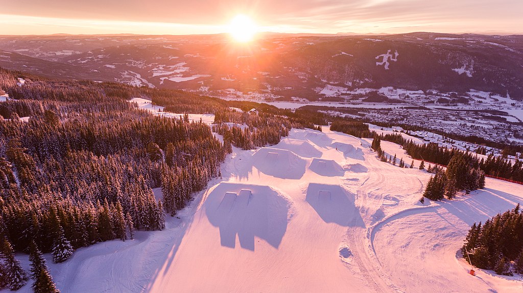 Vy från en fjälltopp vid Hafjell Alpinsenter strax norr om Lillehammer i Norge.