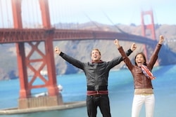 Par jublar framför Golden Gate-bron i San Francisco