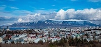 Reykjavik med sitt natursköna läge med havet och de magnifika bergen i bakgrunden.